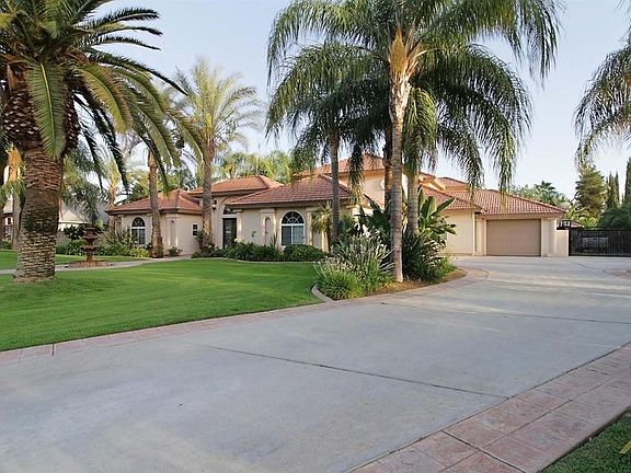 Side view/driveway 