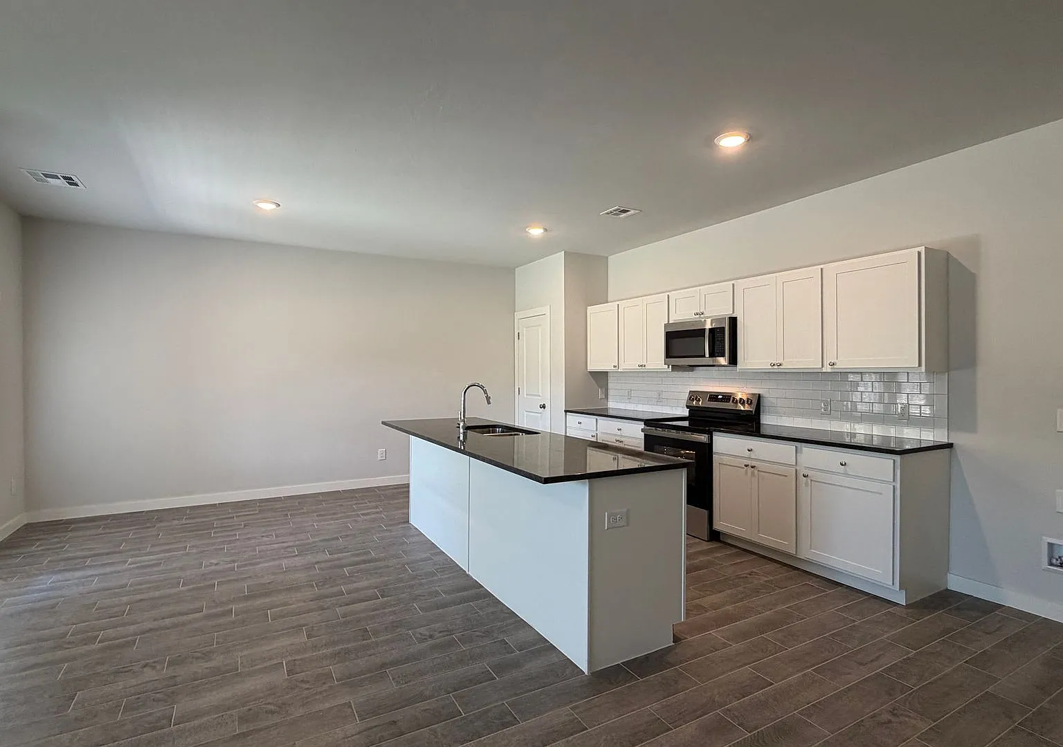 New Construction 4 Bedroom, 3 Bathroom on a 1.77 Acre Lot in Ridge Creek Addition! — Photo 3