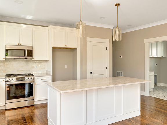 4th image of 611 W View Rd