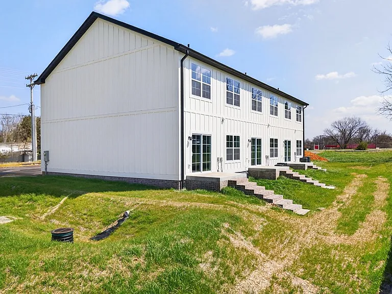 212 W Jere Whitson Rd #212 — Photo 2