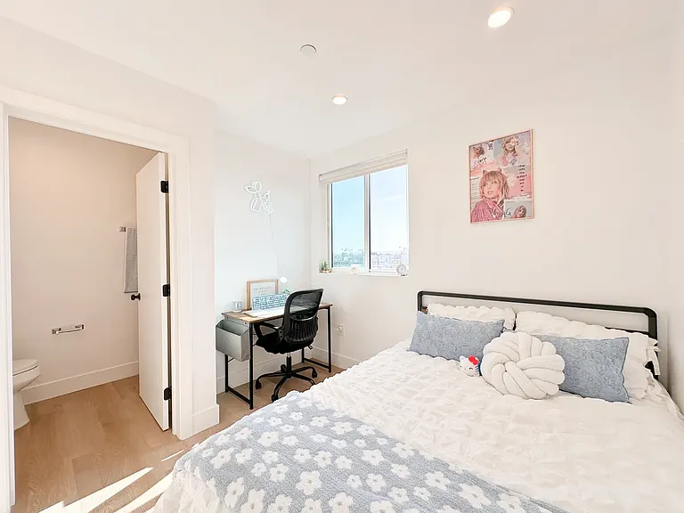 35 1340 1/2 Pl W — Photo 21