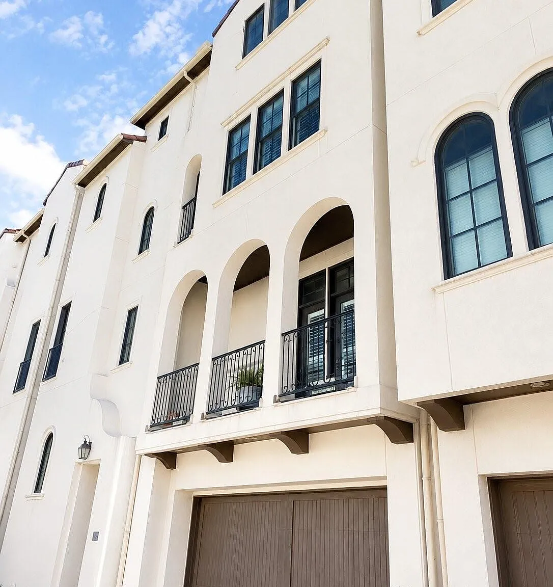 3 bed, 3.5 bath, 4076 sqft, $8,500 — Photo 1