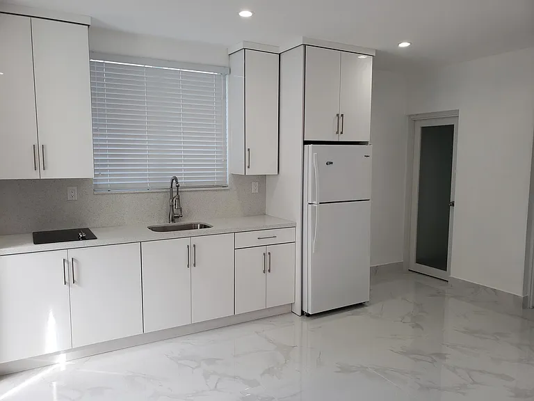 169 Corrine Pl — Photo 2