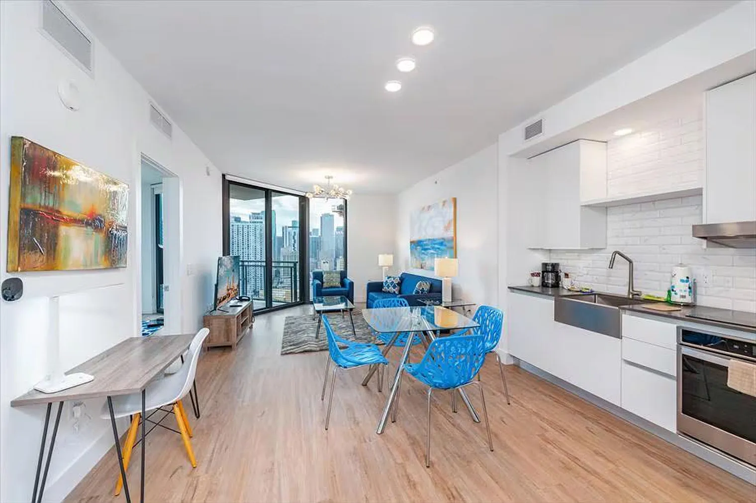1 bed, 1.0 bath, 731 sqft, $6,296 — Photo 3