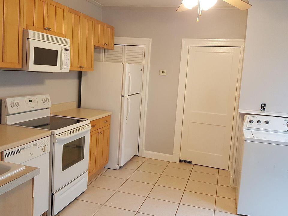 LARGE KITCHEN WITH FULL APPLIANCE PACKAGE
