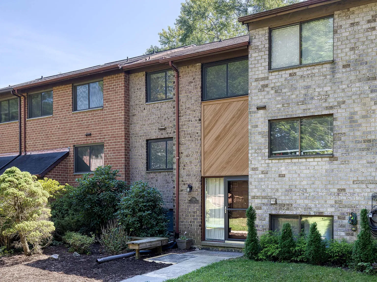 4 bed, 2.5 bath, 2154 sqft, $3,200 — Photo 1