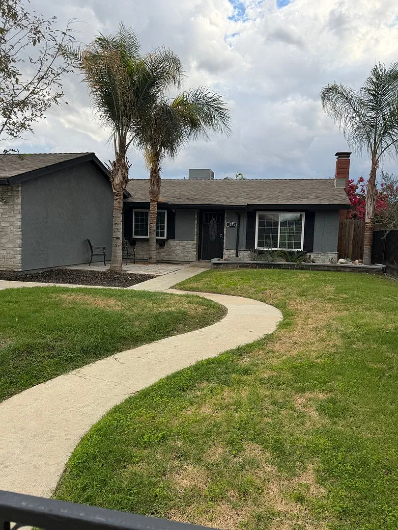 Charming 3 bedroom 2 bathroom home located in North Hanford — Photo 3