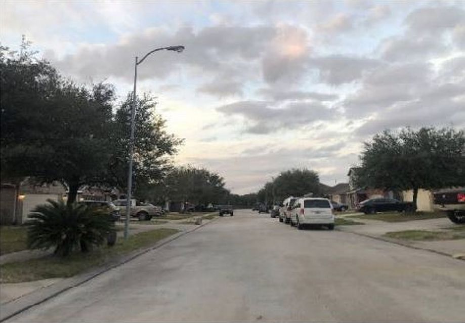 Exterior Neighborhood (street photo)