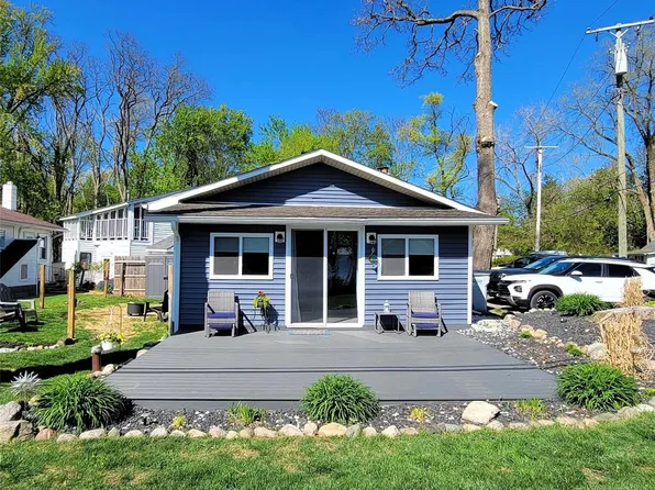 11329 E Shore Dr, Whitmore Lake, MI 48189