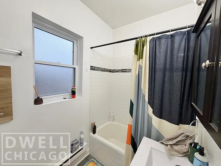 723 W Roscoe St #NG — Photo 4