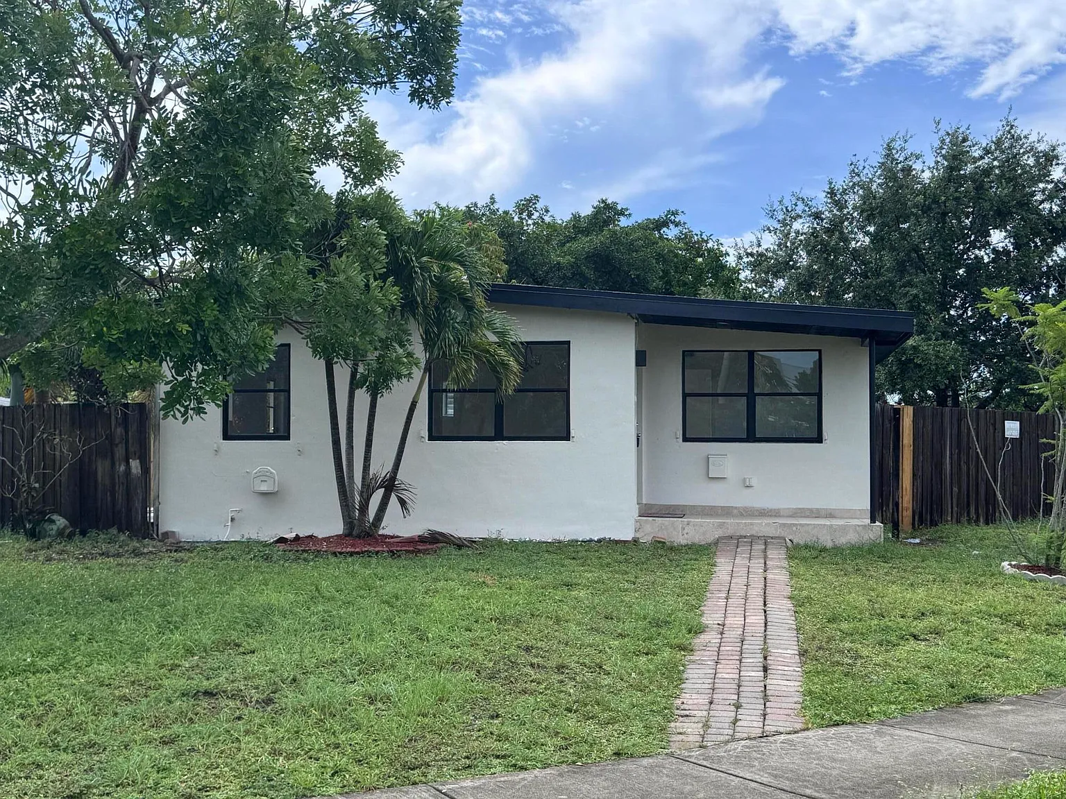 2 bed, 1.0 bath, 850 sqft, $2,500 — Photo 2