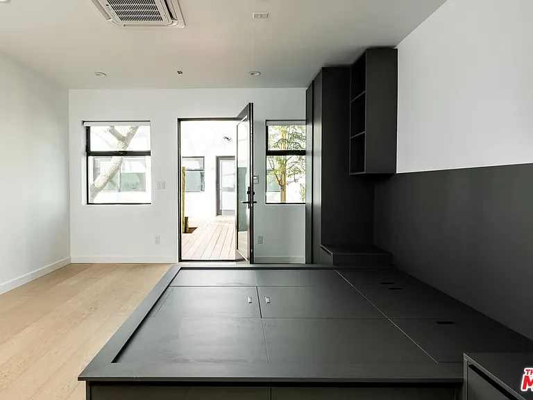 1325 Cabrillo Ave #11 — Photo 15
