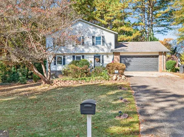 1075 Westchester Dr SW, Lilburn, GA 30047