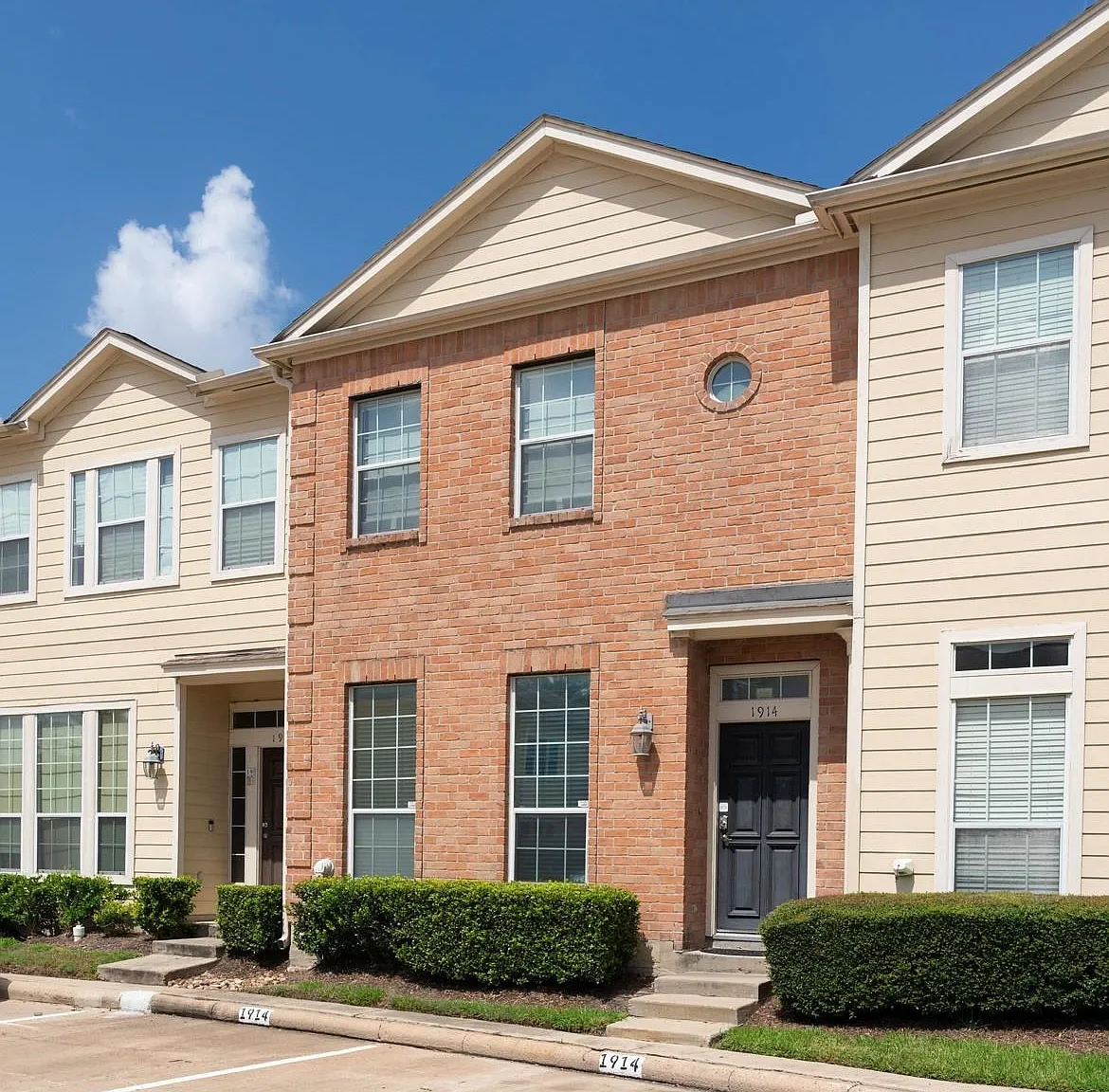 2 bed, 2.5 bath, 1468 sqft, $2,100 — Photo 1