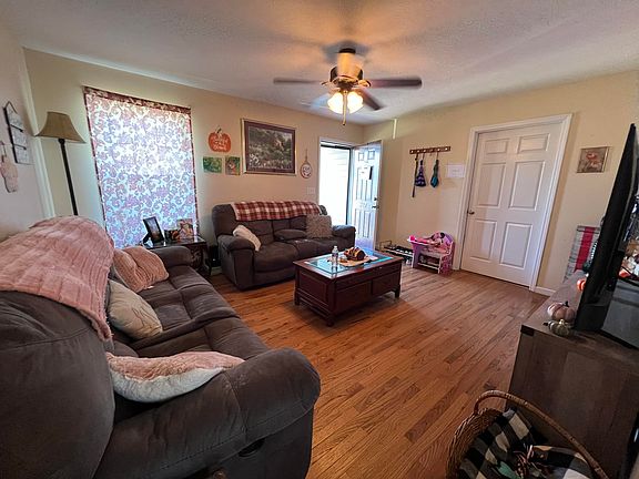 4th image of 327 Woodland Ln