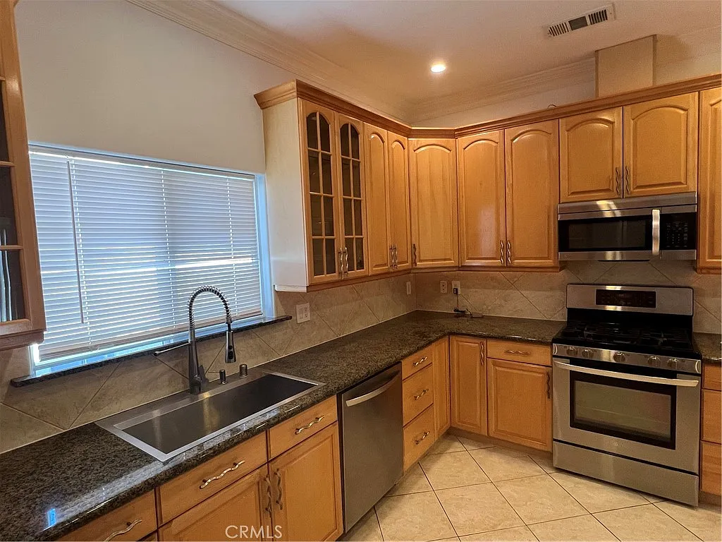 3 bed, 1400 sqft, $3,850 — Photo 1