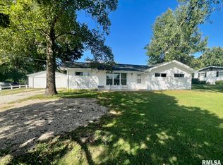 118 W Seymour St, Payson, IL 62360