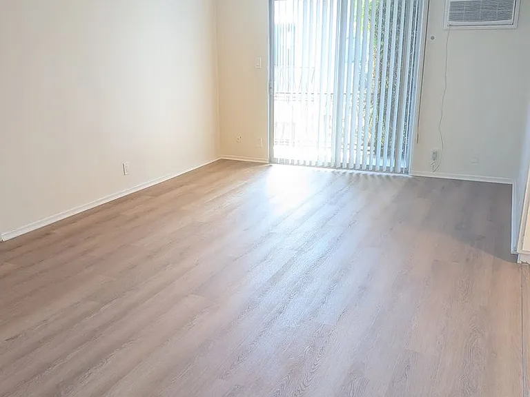648 N Hayworth Ave — Photo 11