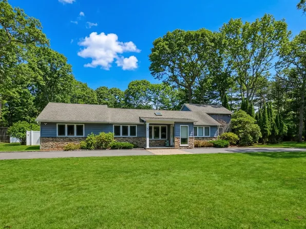13 Beachland Ave, East Quogue, NY 11942