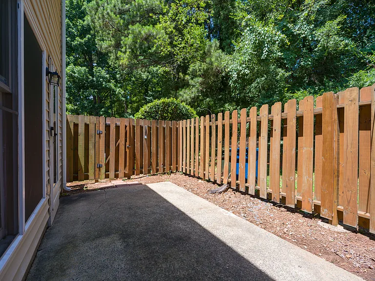 4 Astor Ct — Photo 27