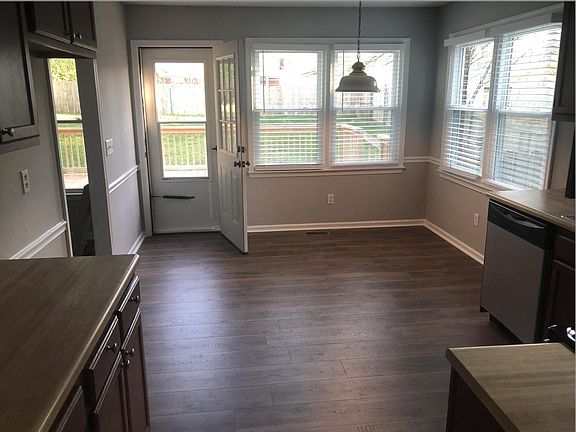 Spacious breakfast area in open kitchen with lots of windows