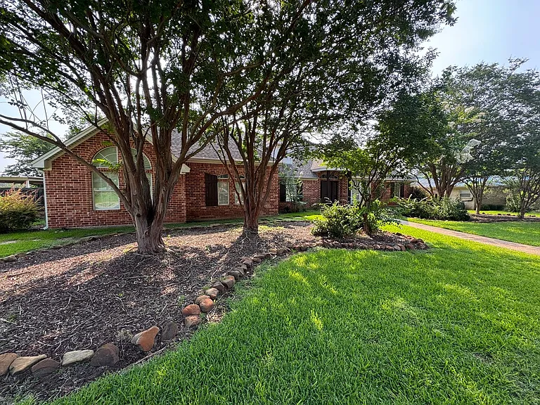 4112 Evergreen Cir — Photo 2
