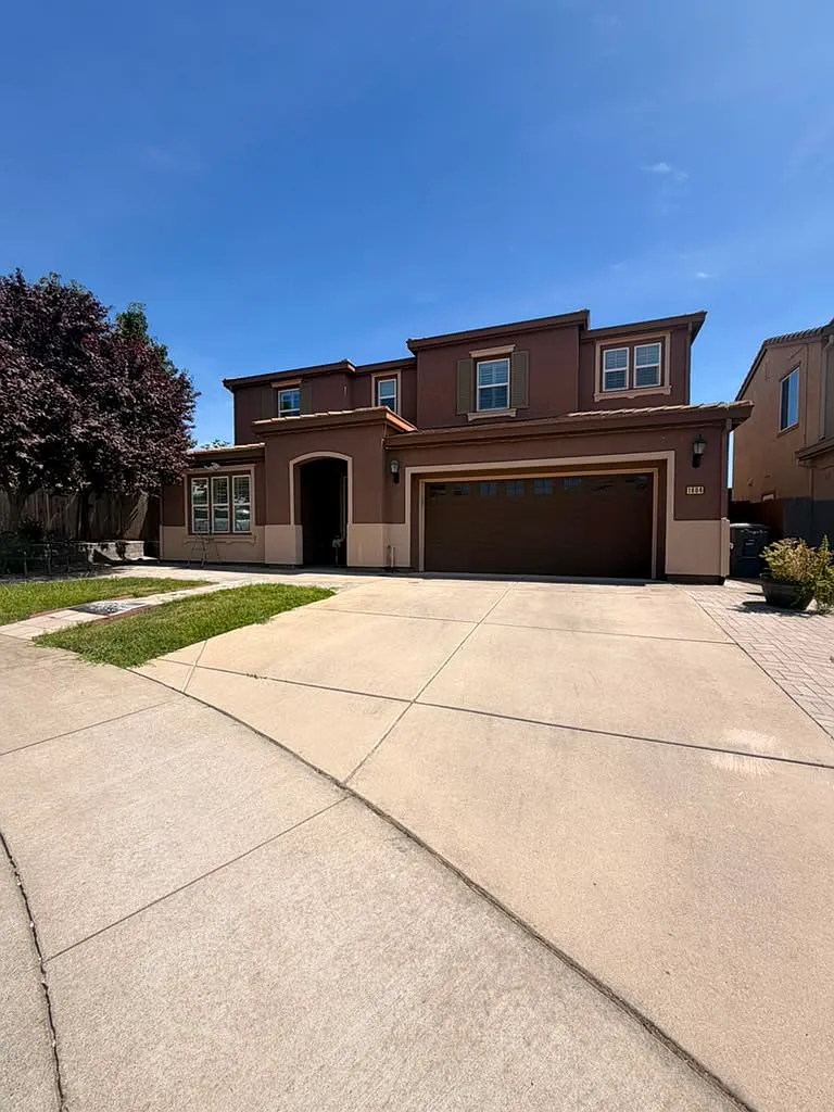 5 bed, 4.5 bath, 3285 sqft, $3,690 — Photo 2