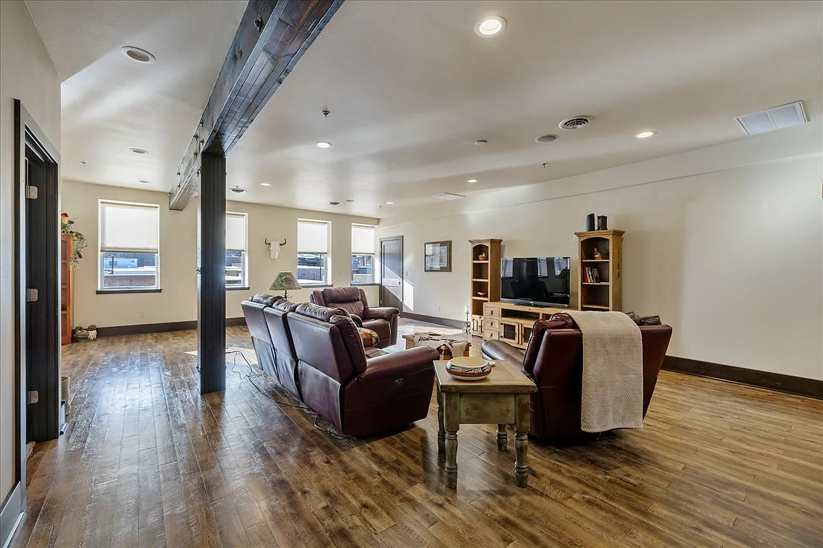 2 bed, 1900 sqft, $2,600 — Photo 4