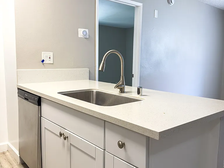 Jordan Apartments — Photo 9