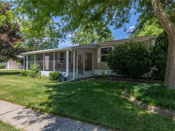 81 Periwinkle Dr, Olmsted Falls, OH 44138