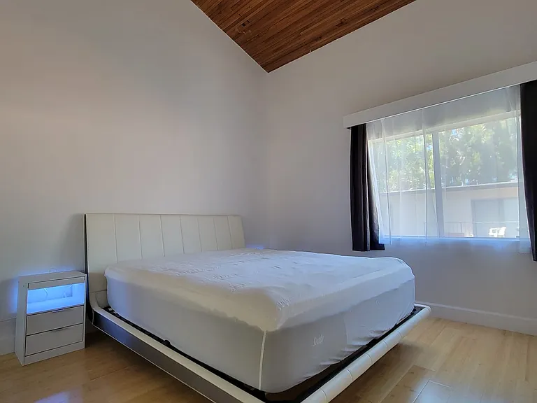 5460 White Oak Ave — Photo 26