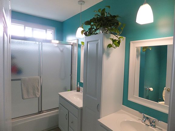 2nd Bathroom upstairs