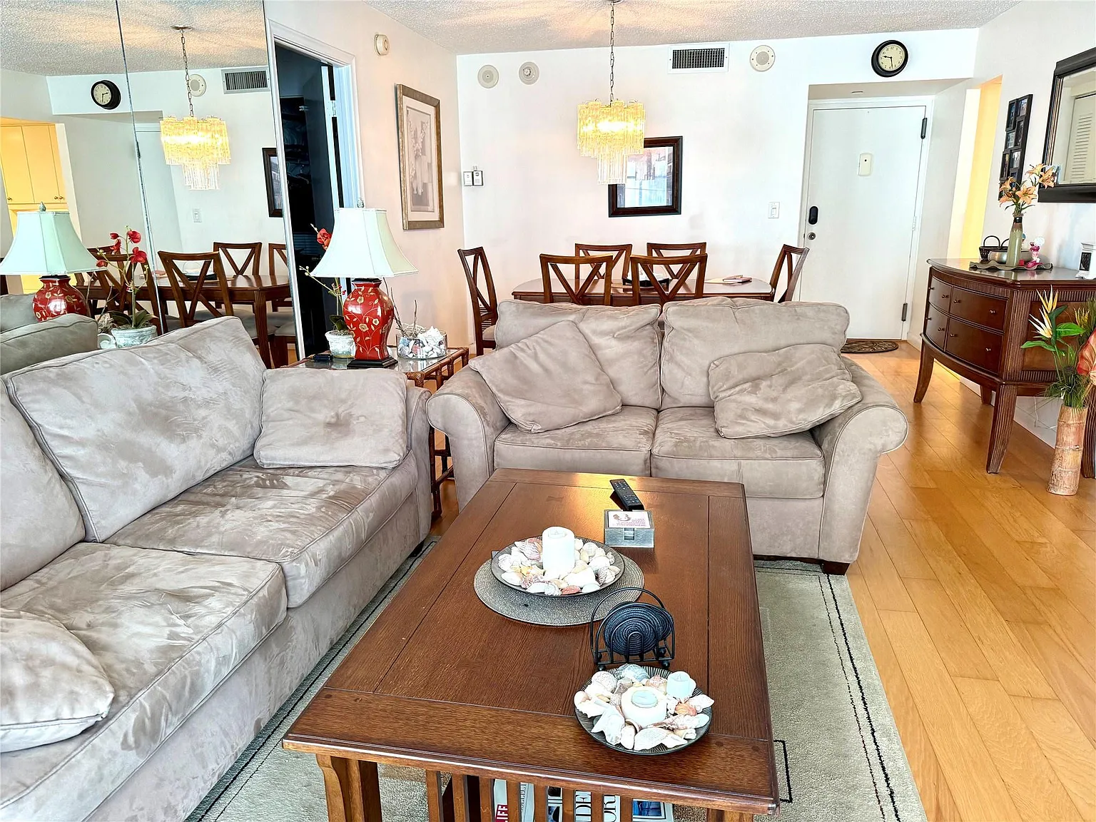 2 bed, 2.0 bath, 933 sqft, $4,200 — Photo 2