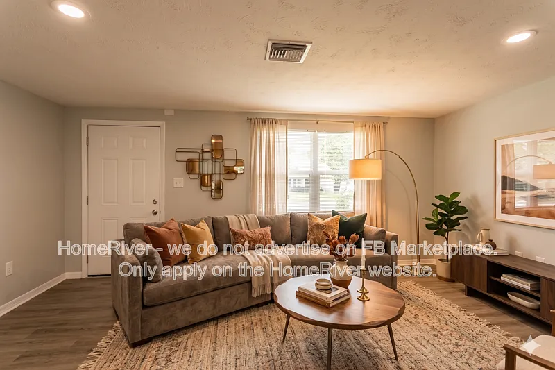3 bed, 1.0 bath, 1428 sqft, $1,815 — Photo 2