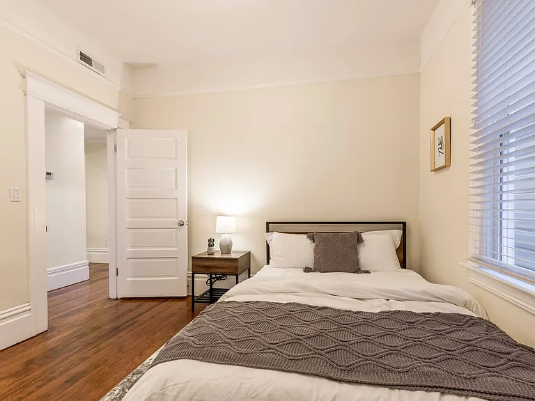259 S Van Ness Ave — Photo 14
