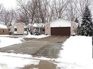 21945 Crescent Ct, Farmington Hills, MI 48335