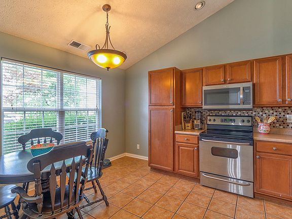 3rd image of 12811 Kingsley Ct