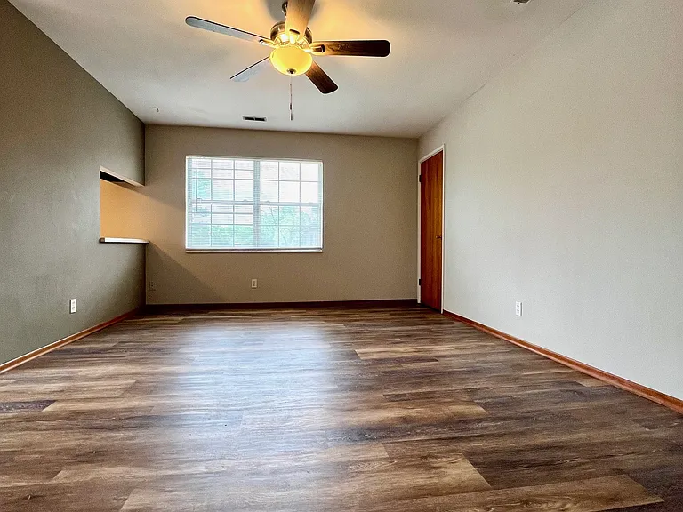 1111 Express Dr #4 — Photo 3