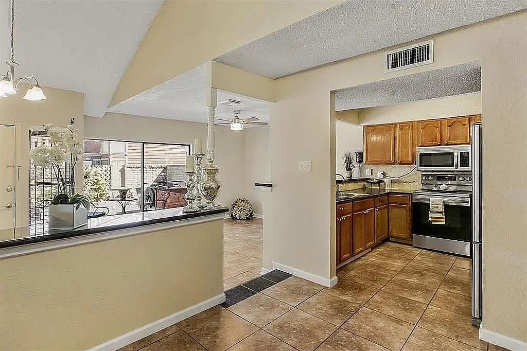 3 bed, 2.5 bath, 1382 sqft, $1,800 — Photo 1