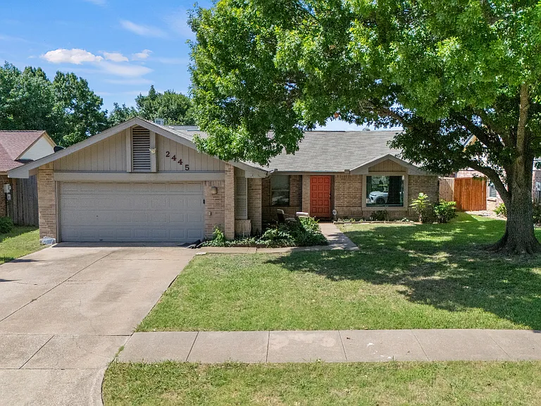2445 Claremont Dr — Photo 4