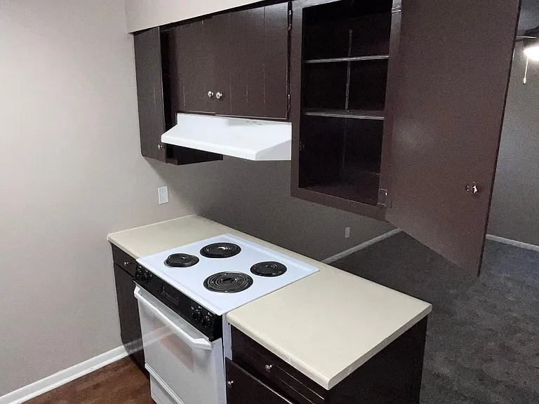 Bristol Square Apartments — Photo 228