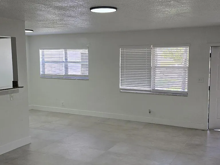 20 NW 7th Ave #6 — Photo 4