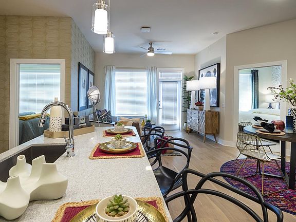 4th image of 339 W 19th St #455