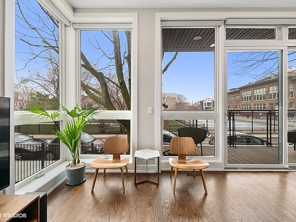 3rd image of 2208 N Oakley Ave #1N