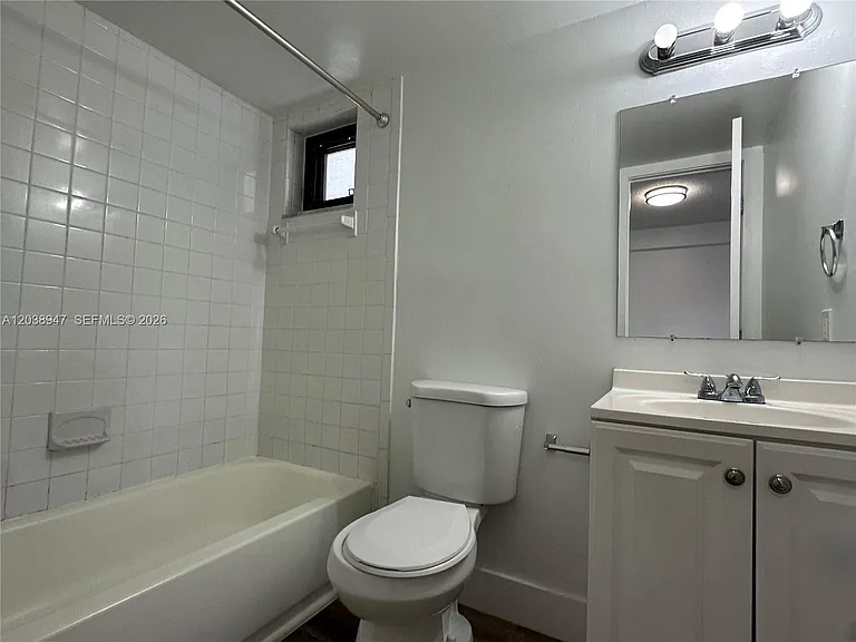 529 SW 4th St #104 — Photo 16