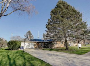 2016 N Lexington Dr, Janesville, WI 53545