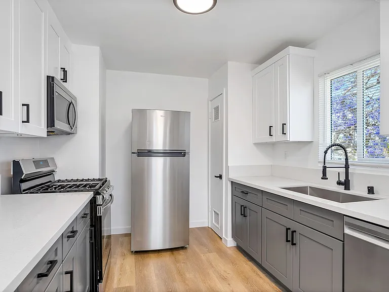 4132 W 118th St — Photo 2