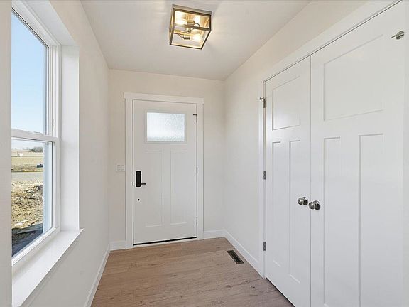 3rd image of 992 Bell Cir