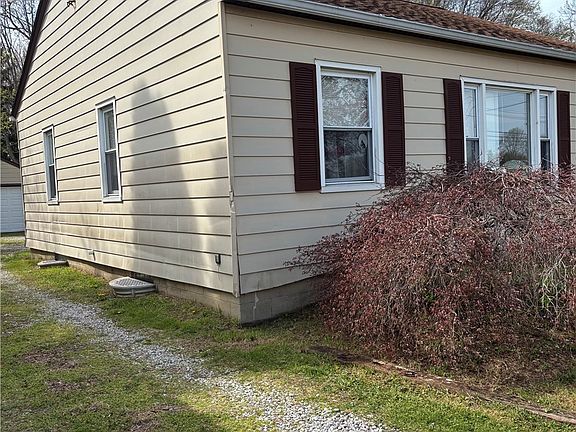 4th image of 224 S Leavitt Rd