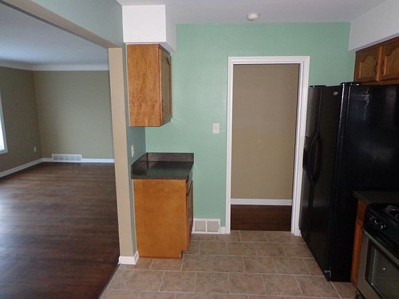 4th image of 24582 Lambrecht Ave